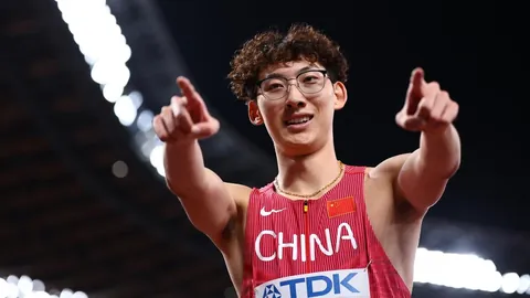 意甲第25轮明星阵容揭晓：圣地亚哥、邓弗里斯、铃木彩艳荣登榜单。